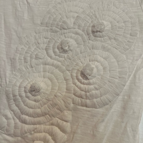 #58 ANN TAYLOR • WHITE TEXTURED DESIGNED TOP - Picture 3 of 4